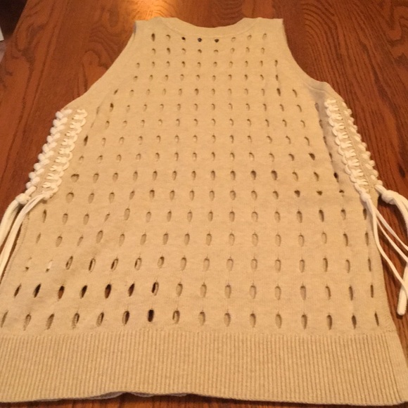 White and Warren Sweater - Picture 6 of 6